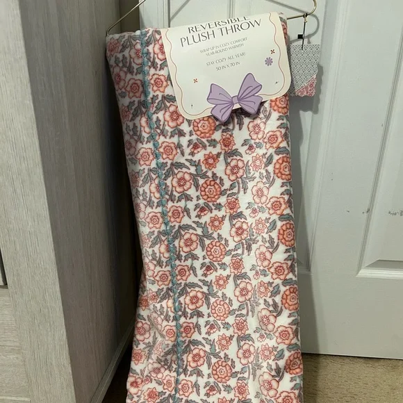 Floral Patterned Blanket - Picture 1 of 2